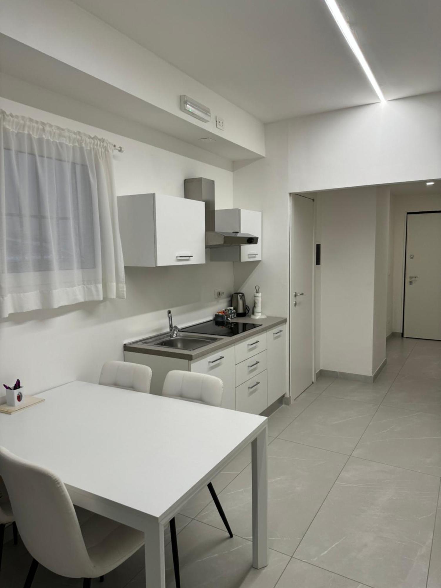 Re House Suite & Deluxe Apartament 아스콜리피체노 외부 사진