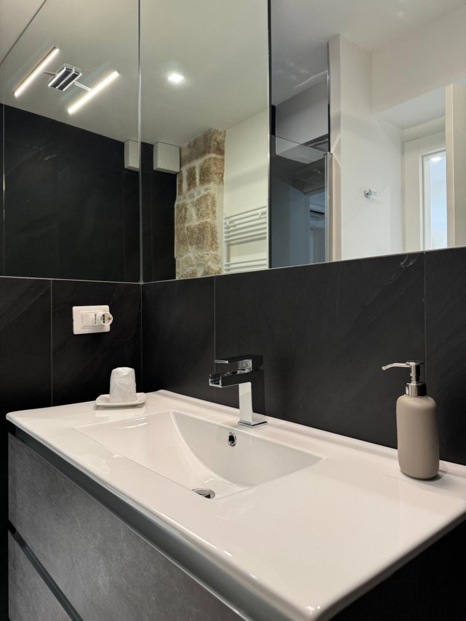 Re House Suite & Deluxe Apartament 아스콜리피체노 외부 사진